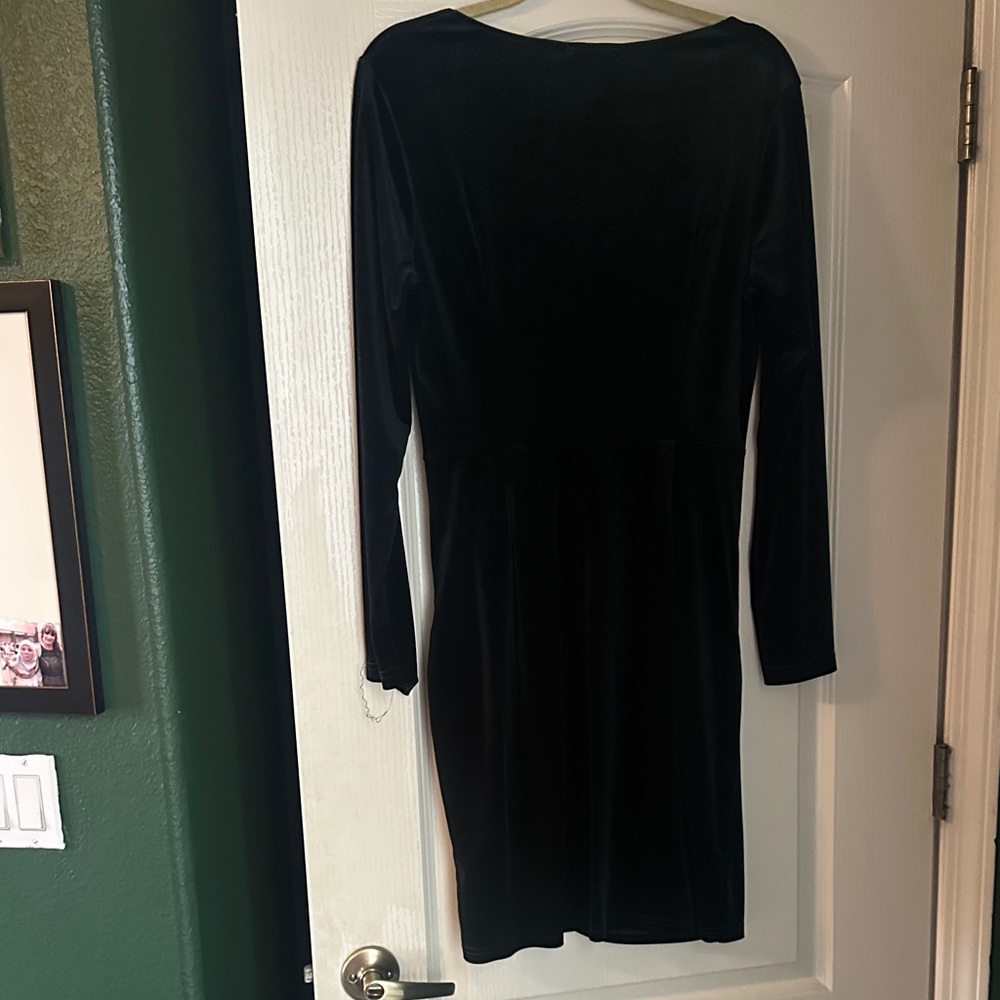 Elegant Dark Green Velvet Dress - Picture 3 of 3